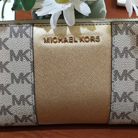 Michael Kors Signature Wallet - Picture 3 of 11